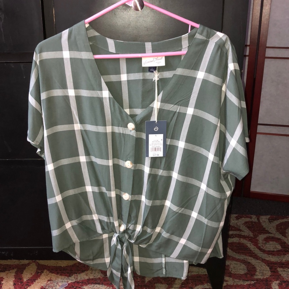 Short sleeve blouse with buttons